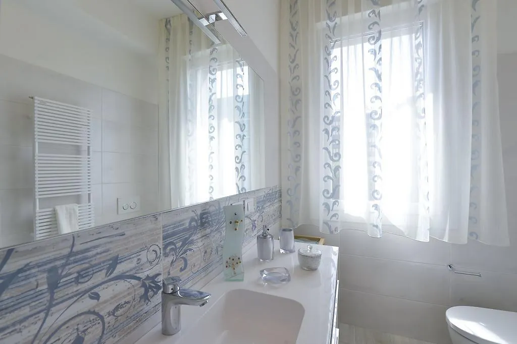 UR-NEST Vestri - Golden Suite Bologna 0*,